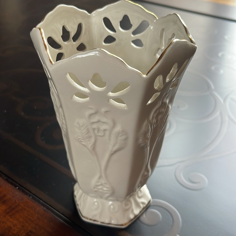 Pierced Ivory Ivory Vase with Gold Trim Papel Freelance